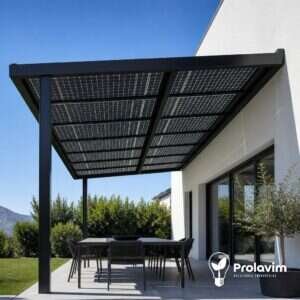 Pérgola solar fotovoltaica Lounge de Prolavim instalada sobre la terraza de una vivienda, con cubierta de paneles solares y estructura de aluminio gris antracita